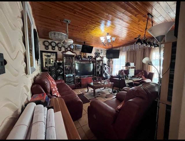 4 BEDROOM HOUSE FOR SALE IN GRANTHAM PARK